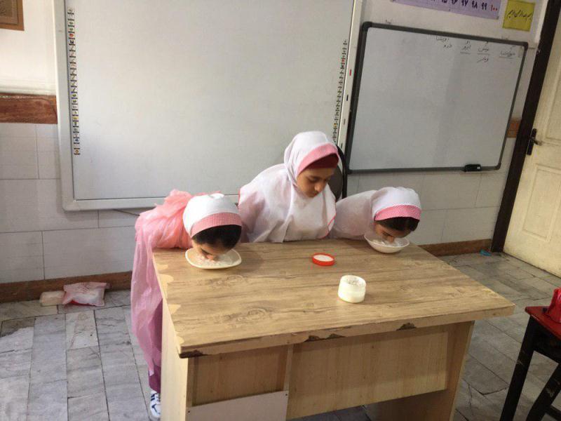 مسابقه ماست خوری برای روز دانش آموز دوم دبستان آبان 98