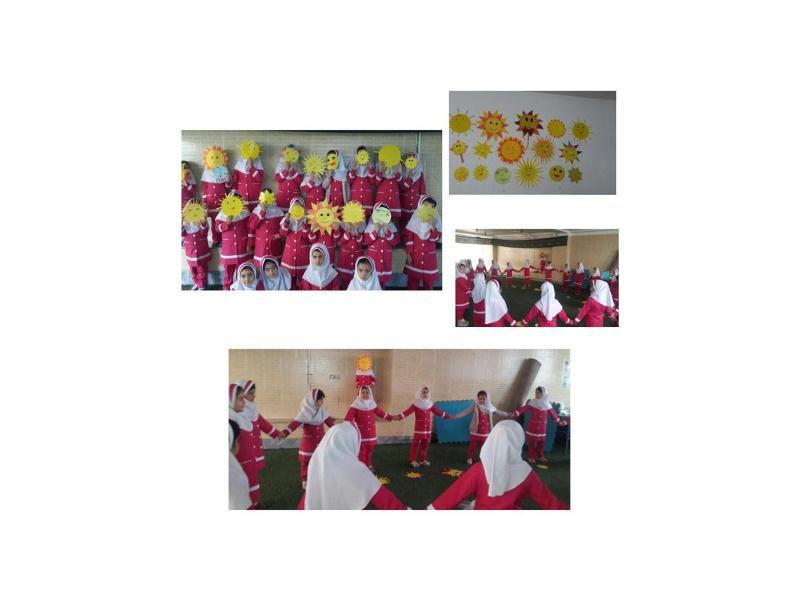 حضور دانش آموزان  پایه دوم در حیاط و اجرای نمایش گردش زمین به دور خود و تابش خورشید و درک  بهتر مفهوم روز وشب و سال