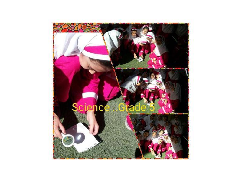 آزمایش درس علوم -حضوردانش آموزان پایه پنجم درحیاط مدرسه