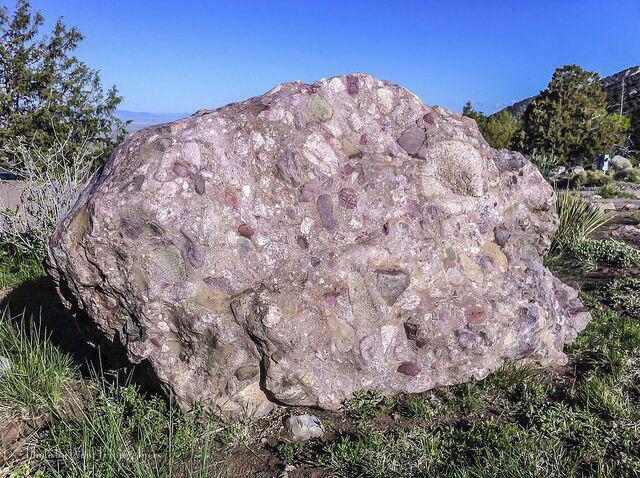 سنگ کنگلومرا تهیه شده توسط خانم زهرا حسنی - پایه هشتم