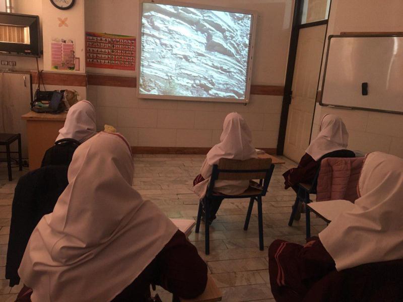 نمایش فیلم درباره ی سنگ ها چهارم دبستان آذر 98