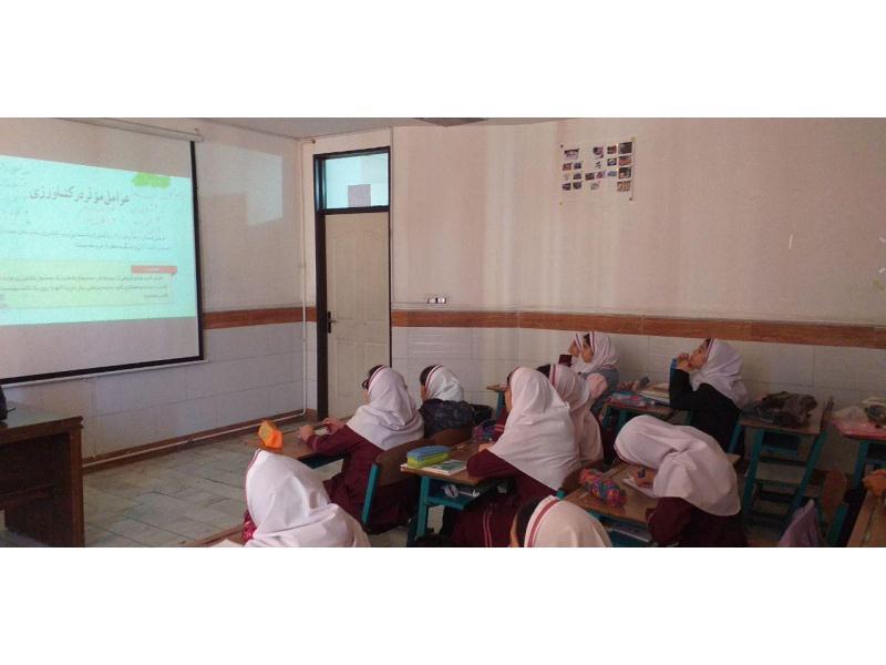 پخش فیلم درس پنج مطالعات ششم آبان 98